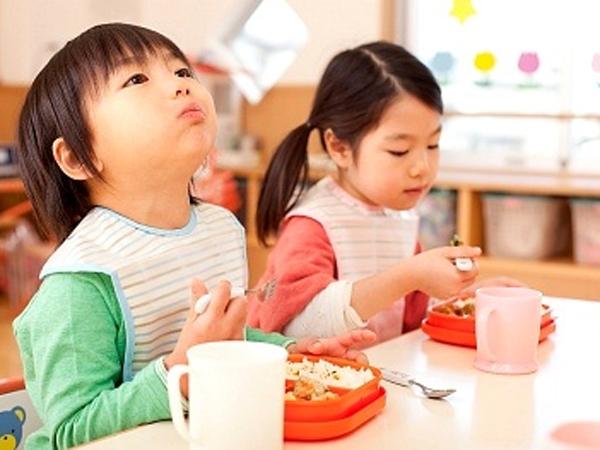 Melatih anak Berlaku Sopan saat Makan TAMAN PENDIDIKAN 